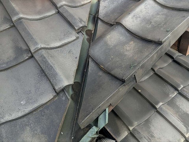 瓦屋根の谷部分に設置された谷板金の劣化状況