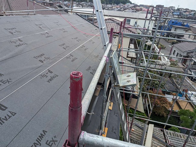 屋根葺き替え工事で改質アスファルトルーフィングを張り終えた状況