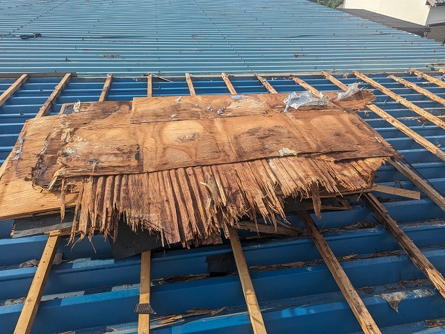 スレート屋根の木下地を解体して撤去