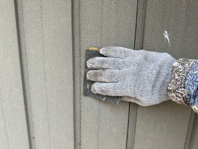 経年劣化で傷んだトタン外壁へのケレン処理