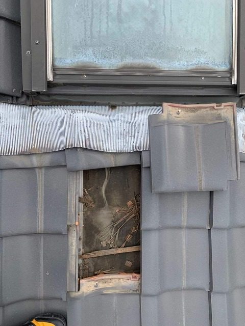 雨漏りしている天窓周辺の瓦を取り外した様子