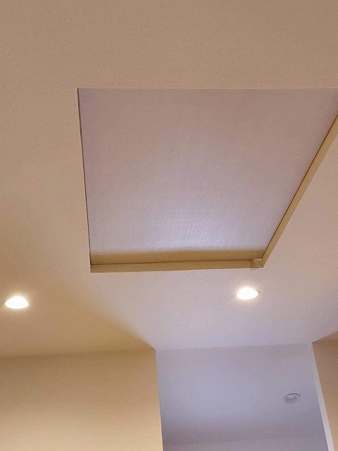 天窓下のスペースを化粧ボードで塞ぎ終わった状況