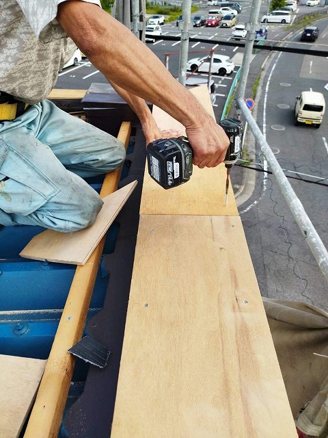 劣化で落下した笠木補修の下地づくり