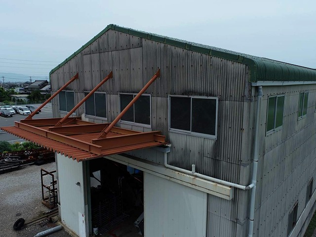 工場建物の波型スレート外壁への塗装メンテナンス前の状況