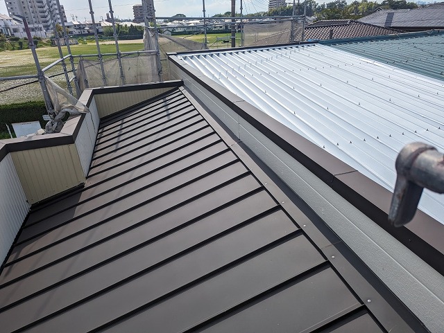 金属屋根と笠木板金を取り付けて屋根メンテナンスの完成