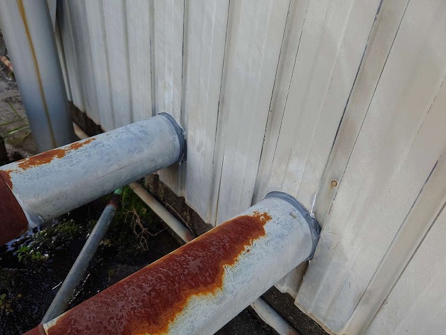 外壁と配管との取り合い部のコーキング打ち替え工事完了状況