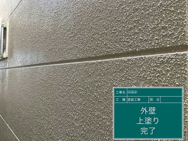 外壁塗装工事の上塗りが完了して美しい外観となった状況