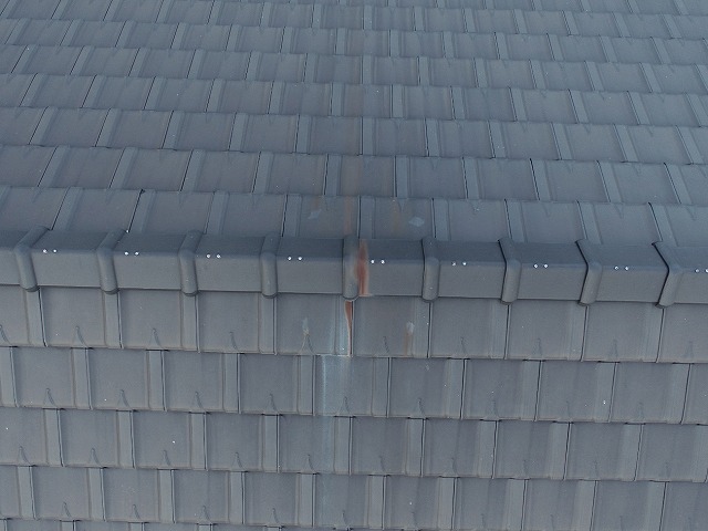 住宅の定期点検で平板瓦屋根のもらいサビを確認