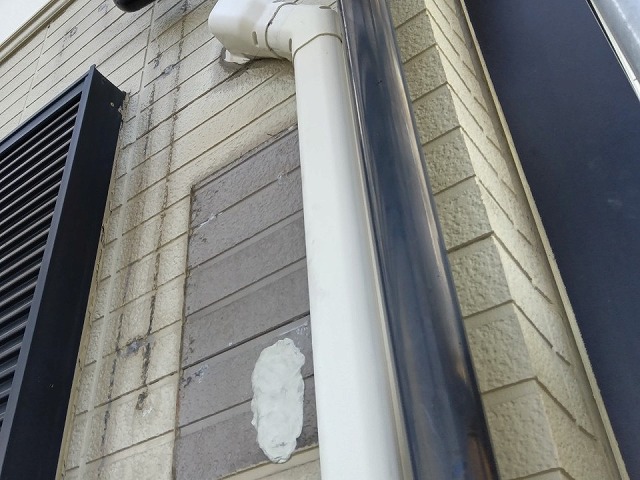 住宅の定期点検でサイディング外壁の補修跡が目立って外観を損ねている様子