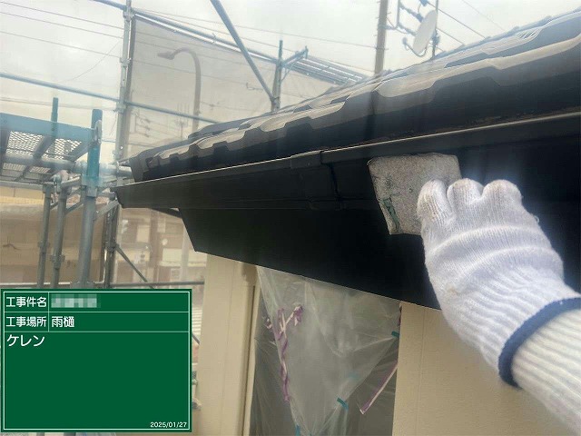 外壁塗り替え工事と同時に行う雨樋塗装工程のケレン