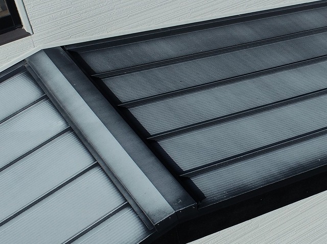 下屋根の色あせや塗膜剥がれを確認した屋根点検