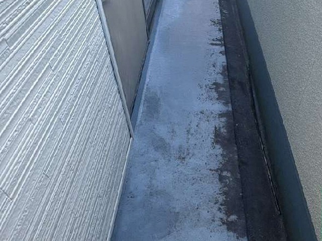 住宅無料点検でベランダ防水の塗膜剥がれや苔の付着を確認