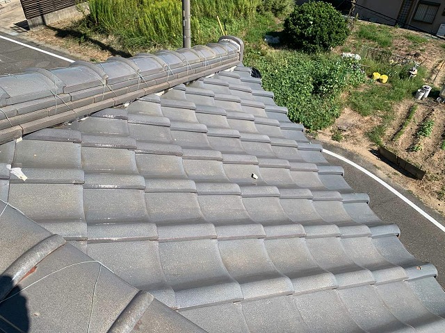 棟瓦の漆喰が劣化して剥がれ落ちている様子