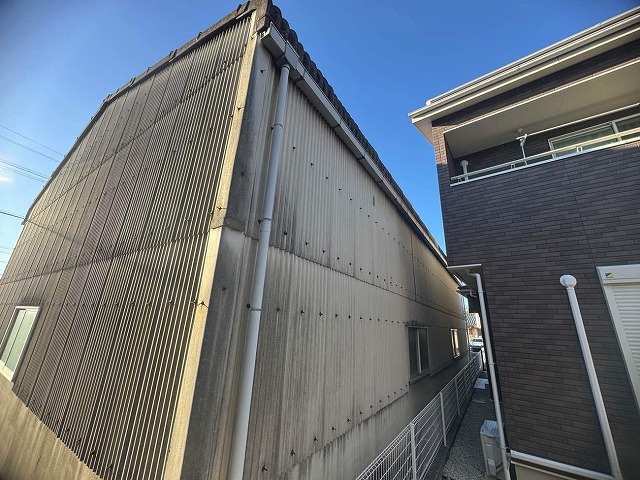 波型スレート外壁に多くの劣化状況を確認した現場調査