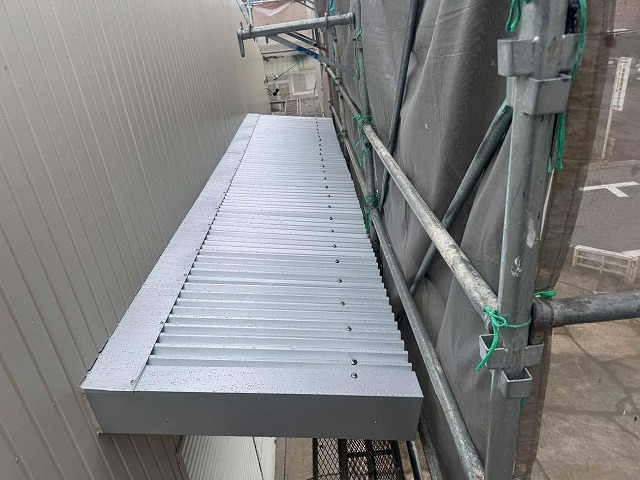 倉庫屋根カバー工事の庇部へのケラバ板金および雨押え板金の設置状況