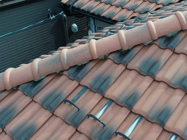 モニエル瓦の棟部の漆喰に欠けなどの劣化を確認