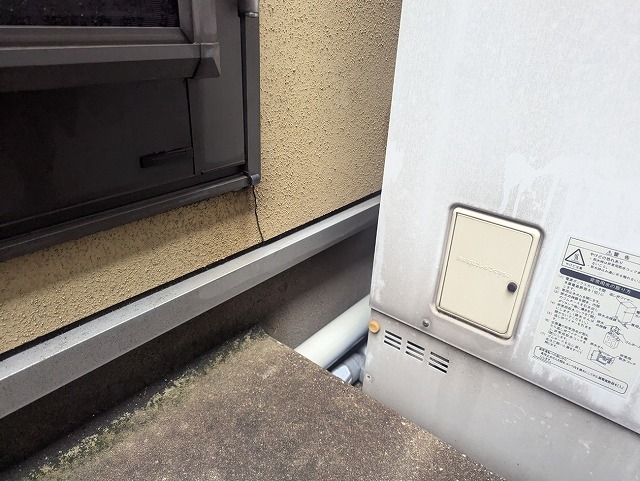 雨漏りの影響で反りが生じている外壁サイディング