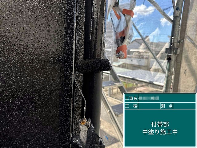 竪樋に対する雨樋塗装工事の中塗り施工