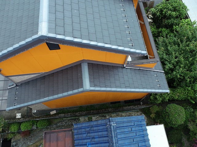 棟およびケラバの板金部材取り替え工事を行う住宅の屋根