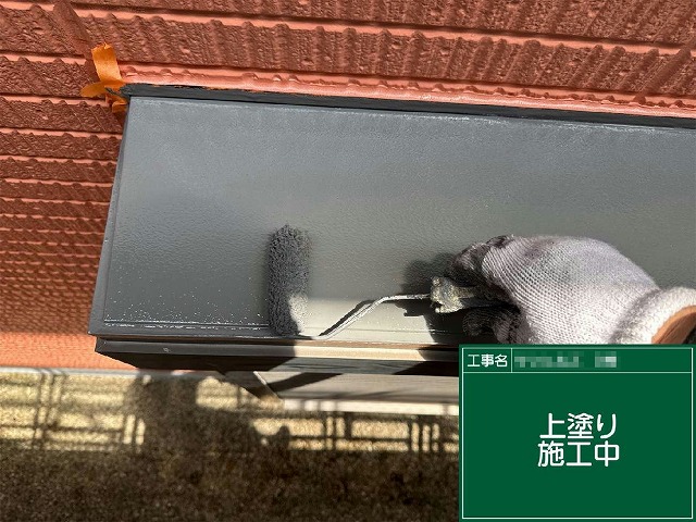 日進市　アパート建物シャッターボックス塗装の上塗り施工状況
