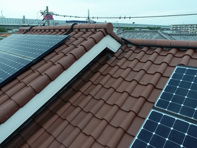 モニエル瓦屋根の破風板下のスペースに鳥の巣があった形跡を確認