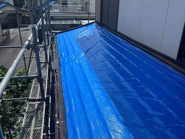 雨漏り修理のための屋根葺き替え工事の施工前雨養生