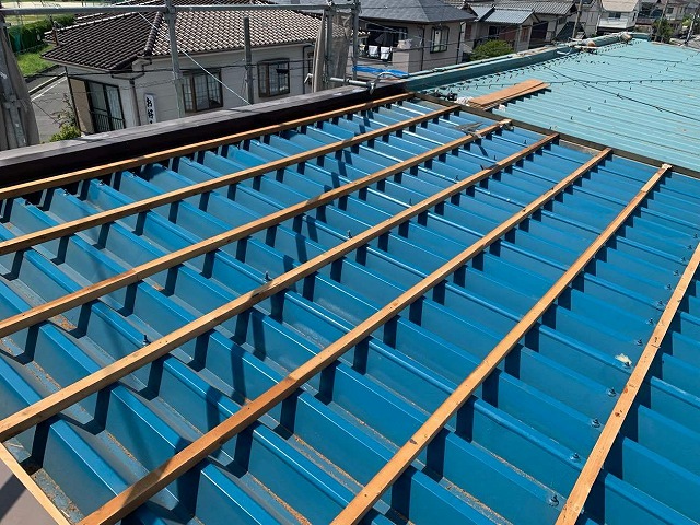 折板屋根の上にカバー工法で施工していたスレート屋根を撤去