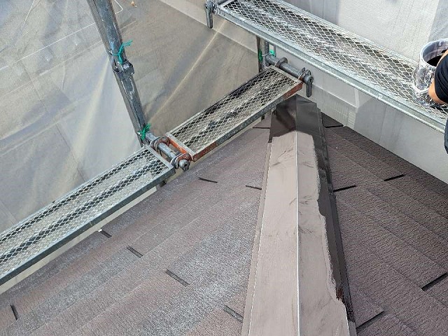 棟板金に下地処理をした後に塗装を行っている様子