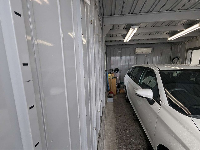 室内に新たな断熱層を設ける断熱工事を行うガレージの壁