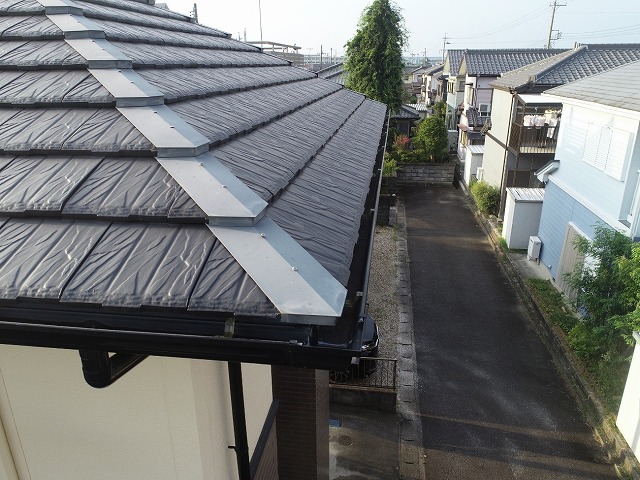 住宅無料点検で平板瓦屋根に設置されている差し棟板金役物の劣化を確認