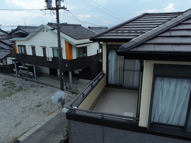 棟瓦取り直し工事を行う住宅の無料点検時の様子