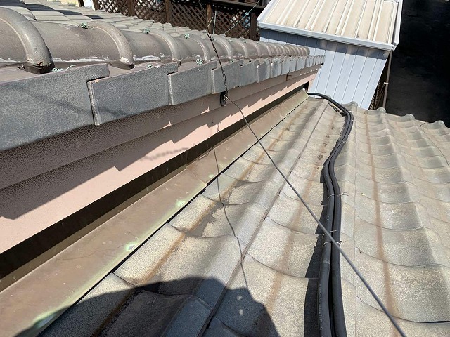 雨押え板金の色あせや塗膜剥がれなどの劣化症状