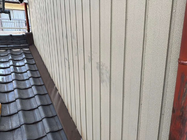 塗装工事を行う前にケレン処理をしたトタン外壁