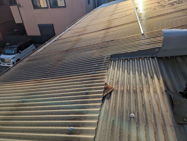 塩ビ製の傘釘を取り換える前の工場プラント室の屋根の様子