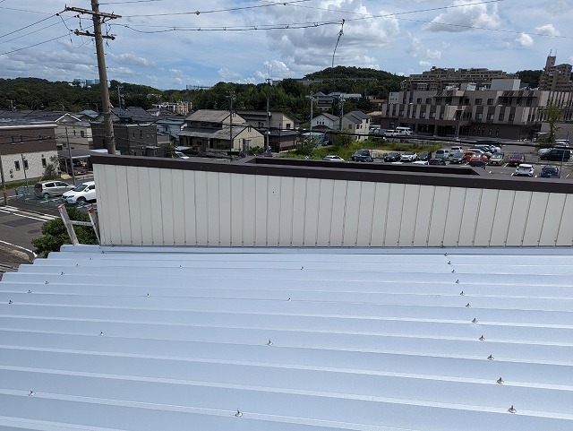 折板屋根のカバー工事が完成して美しい輝きが復活