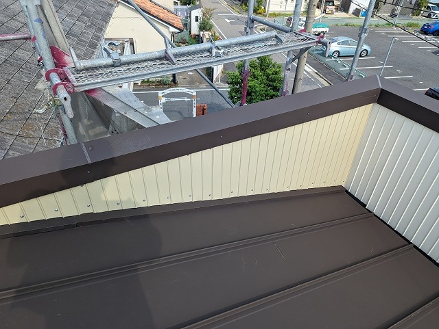 劣化で一部が外れていた笠木板金メンテナンスが完成