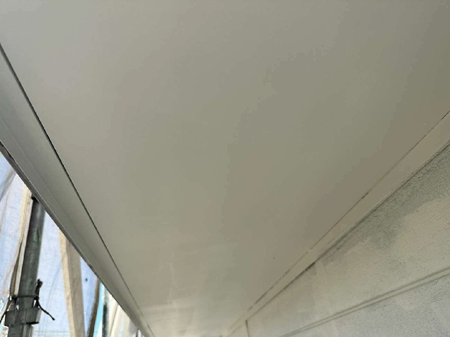 軒天への塗装工事が終わって新築時のようにツヤが輝く美しい状況