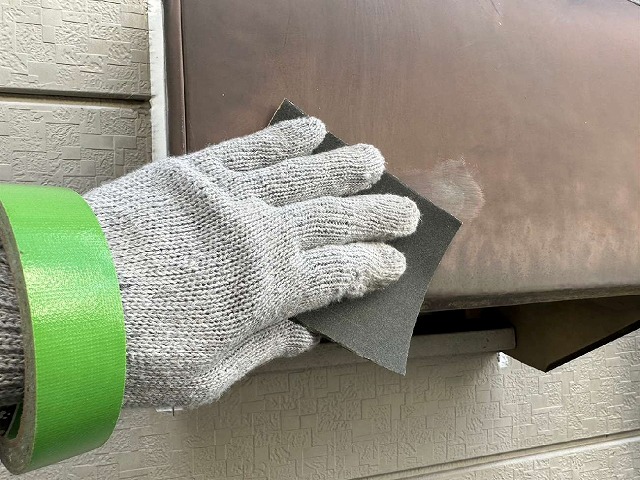 劣化した換気フードへサンドペーパーでケレン