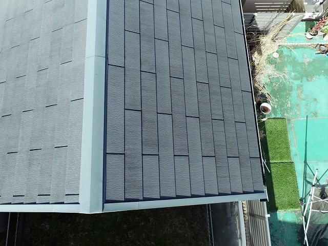 スレート屋根に苔やカビなどの劣化状況を確認