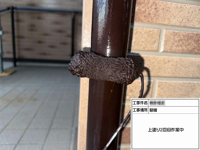 外壁塗装工事の竪樋への2回目上塗り