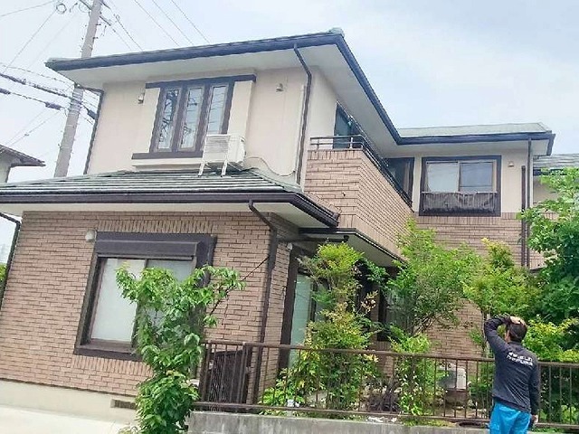 乾式タイルの目地込みや破風板のガルバリウム鋼板巻きを行う住宅の外観