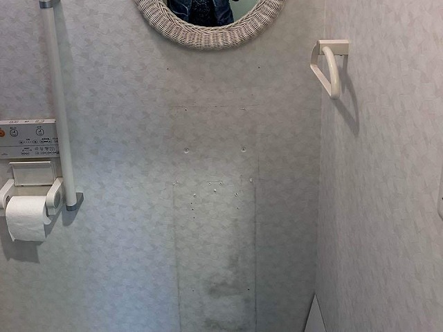 雨漏りの影響でシミが発生している住宅のトイレ内装