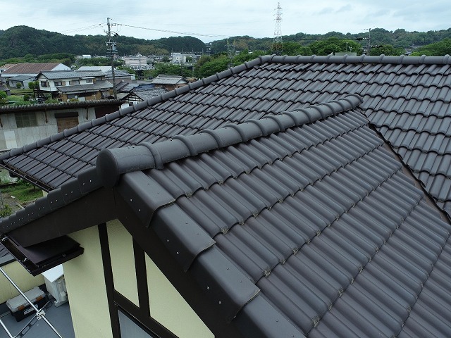 棟瓦の取り直しと谷板金の塗り替えメンテナンスを行う住宅の屋根