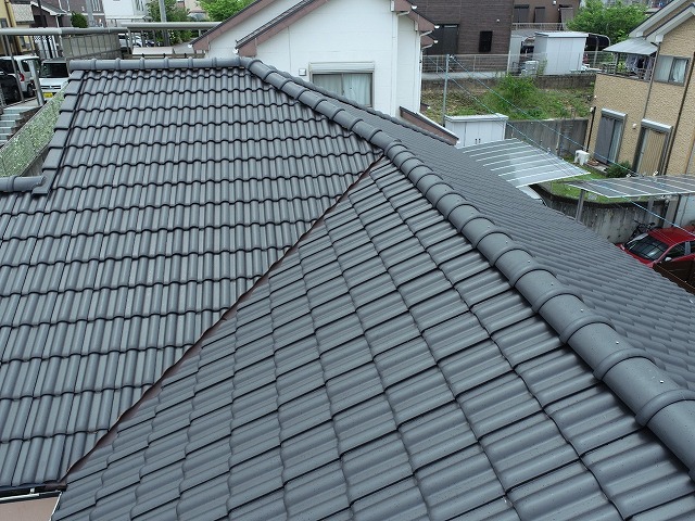 棟瓦および袖瓦取り直しを行うM型瓦屋根の住宅