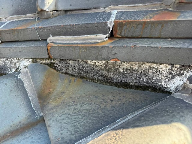 屋根の漆喰が劣化して黒ずんでいる様子