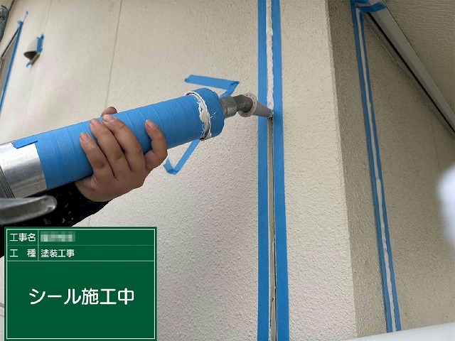 コーキング打ち替え工程の目地内部へのコーキング充填作業