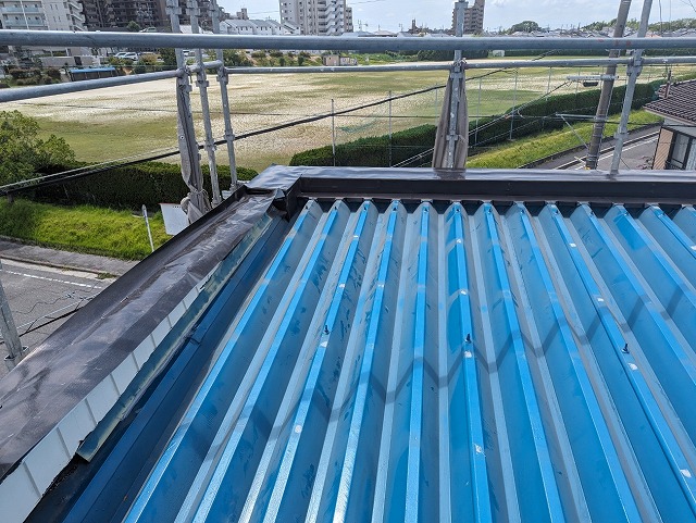 折板屋根のカバー工事を行うための下地処理が完了した状況
