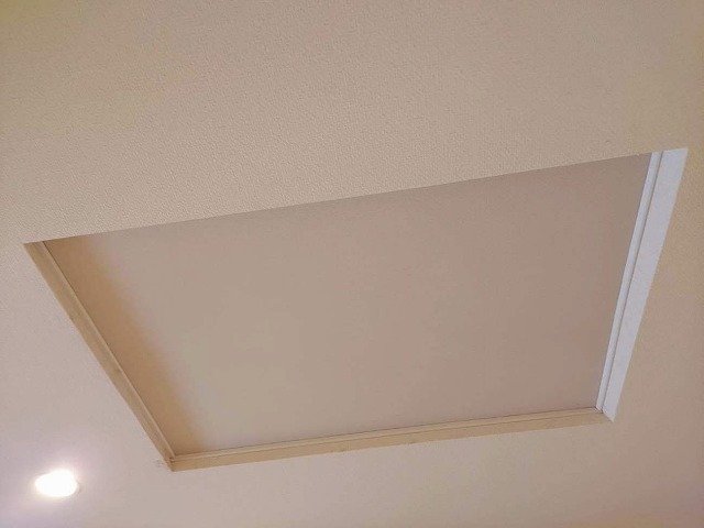 見切りを取り付けて天窓下のスペースを塞ぐ工事の完成