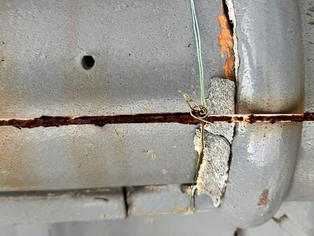 棟瓦のズレを防ぐために取り付けてある鉄筋棒のサビ