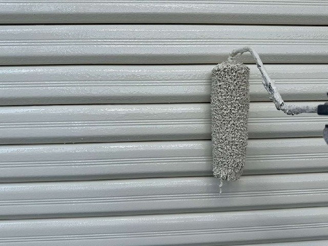 シャッターにサビ止めを行った後に仕上げ塗装